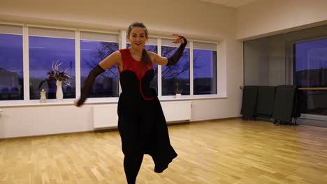 Professionelle-Tänzerin-In-Zeitlupe,-Die-Auf-Der-Tanzfläche-Auftritt