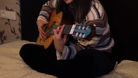 Nahaufnahme-Mädchen,-Das-Gitarre-Auf-Dem-Bett-übt