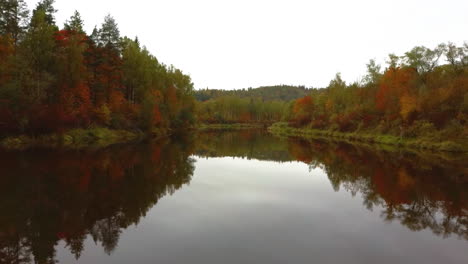 Herbstliche-Landschaftsansicht-Des-Gauja-Flusses-Durch-Wälder-Bunte-Leuchtend-Gelbe-Orange-Und-Grüne-Bäume,-Sonniger-Tag