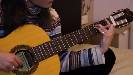 Nahaufnahme-Mädchen,-Das-Gitarre-Auf-Dem-Bett-übt