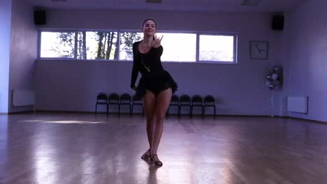 Bailarina-Profesional-Y-Apasionada-Baila-En-La-Pista-De-Baile-Y-Se-Divide