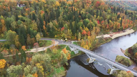 Luftaufnahme-Der-Sigulda-brücke-Und-Der-Seilbahn-über-Den-Fluss-Gauja-Während-Der-Goldenen-Herbstsaison-In-Lettland