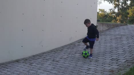 Kaukasischer-Griechischer-Junge,-Der-Draußen-Mit-Einem-Ball-Spielt