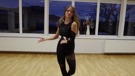 Professionelle-Und-Leidenschaftliche-Tänzerin-Tanzt-Auf-Der-Tanzfläche-In-Zeitlupe