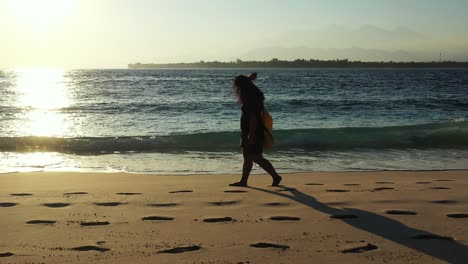 Islas-Bermudas,-Mujer-Caminando-Descalza-Por-La-Playa-De-Arena-En-La-Hermosa-Puesta-De-Sol