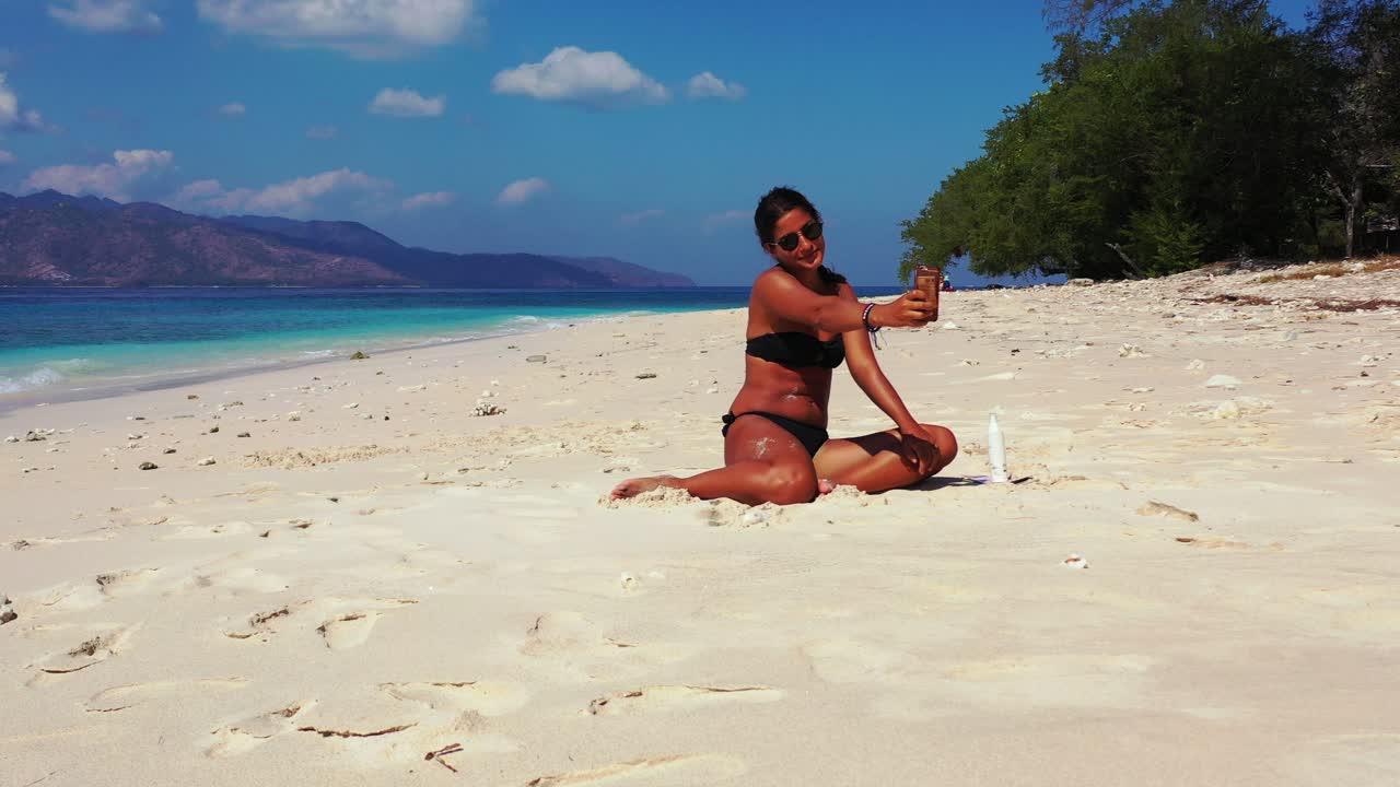 Позитивная атмосфера: фото девушки, залитой песком