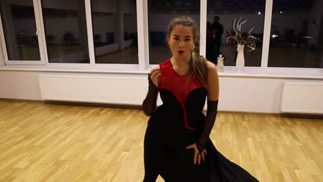 Bailarina-Profesional-Actuando-En-La-Pista-De-Baile