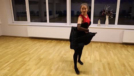 Bailarina-Profesional-A-Cámara-Lenta-Actuando-En-La-Pista-De-Baile