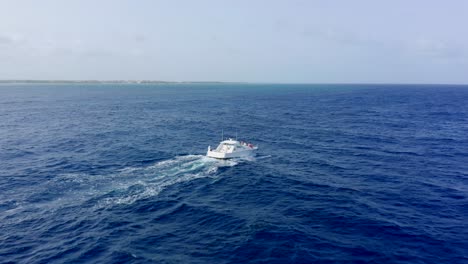 Ein-Spektakuläres-Weißes-Motorboot-Fährt-An-Einem-Tag-Mit-Klarem-Himmel-Durch-Das-Klare,-Tiefblaue-Karibische-Meer
