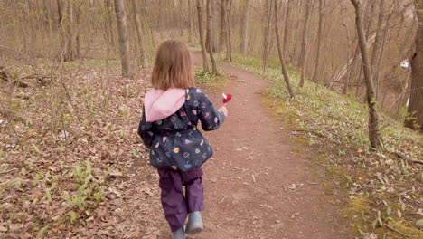 Folgt-Einem-Kleinen-Mädchen,-Das-Einen-Waldweg-Entlang-Geht