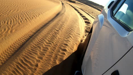 Car-stuck-in-the-sand-in-the-desert,-Wahiba-Sand,-Oman
