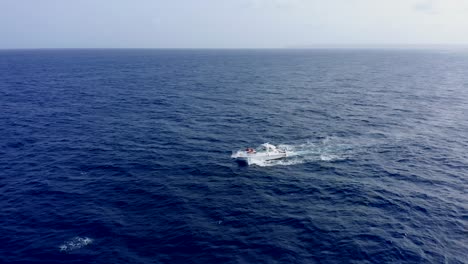 Motorboot-Segelt-Im-Blauen-Wasser-Von-Cap-Cana-In-Der-Dominikanischen-Republik