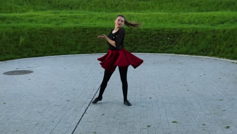 Atemberaubende-Tänzerin-übt-Draußen-Im-Park