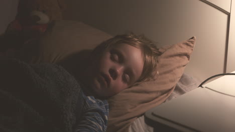 Adorable-Niño-Dormido-En-La-Cama-Por-La-Noche