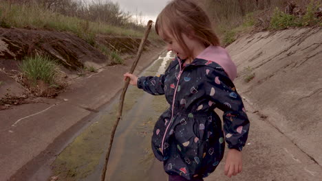 Ein-Kleines-Mädchen,-Das-Einen-Flussumleitungskanal-Erkundet