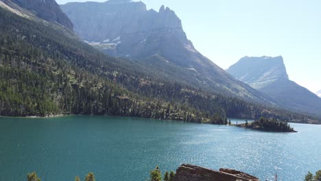 Lago-Rodeado-De-Montañas-En-El-Parque-Nacional-De-Los-Glaciares,-Horario-De-Verano,-Visita-Montana