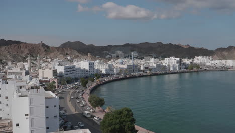 Mutrah-Corniche-De-Mutrah-Fort,-Muscat,-Omán