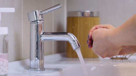 Waschen-Und-Reinigen-Der-Hände-Mit-Antibakterieller-Seife-Und-Schaumigem-Wasser,-Um-Viren-Und-Keime-Im-Badezimmer-In-Zeitlupe-Abzuwischen