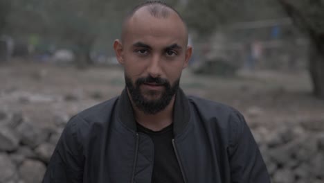 Hombre-Iraquí-En-El-Campo-De-Refugiados-De-Moria-Video-Retrato