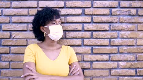 Depressive-Und-ängstliche-Afro-brasilianische-Frau-In-Quarantäne,-Mit-Coronavirus-maske-Und-Fernem-Blick