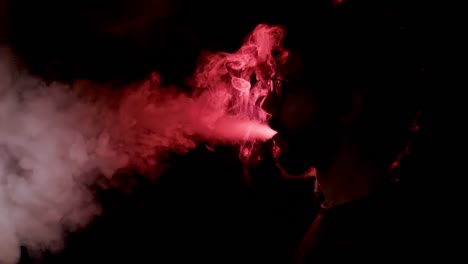 Nahaufnahme-Eines-Mannes,-Der-Ein-E-Zigaretten-Dampfgerät-Inhaliert