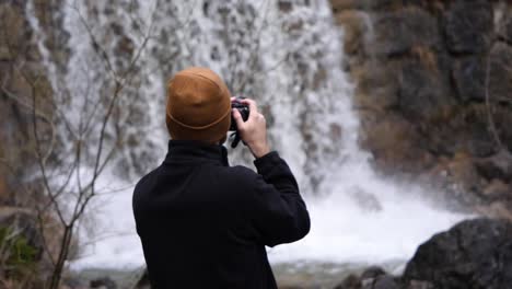 Schweizer-Touristischer-Fotograf,-Der-Ein-Foto-Von-Einem-Schönen-Wasserfall-Macht