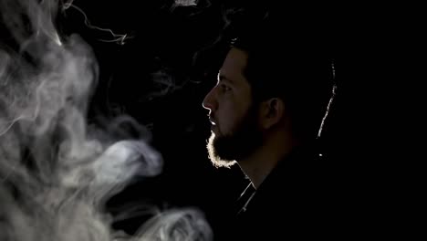 Rauch-Mit-Mann-Auf-Schwarzem-Hintergrund