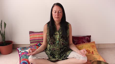 Mujer-De-Mediana-Edad-Meditando-Y-Haciendo-Ejercicios-Respiratorios,-Concepto-De-Aura-Zen-Y-Relajación