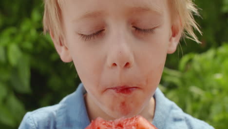 Glücklicher-Kleiner-Junge,-Der-Ein-Stück-Saftige-Wassermelone-Isst