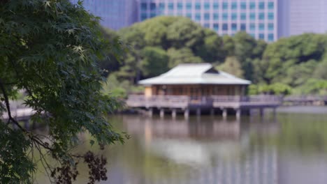 Hintergrundunschärfe-Von-Teehaus-Und-Teich-In-Den-Hamarikyu-Gärten-In-Tokio