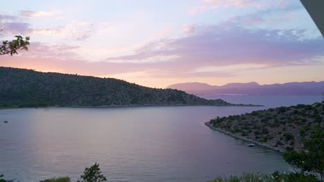 Vista-Panorámica-De-La-Bahía-De-Fragolimano,-Ubicada-En-Corinto,-Peloponeso,-Grecia
