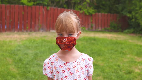 Porträt-Eines-Süßen-Kleinen-Mädchens,-Das-Eine-Schützende-Gesichtsmaske-Trägt