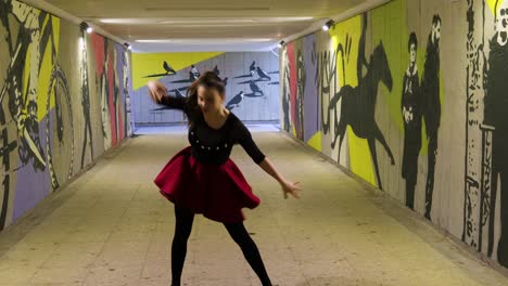 Mädchen-Dreht-Sich-Schnell-Und-Tanzt-In-Der-Mit-Graffiti-Bedeckten-Passage