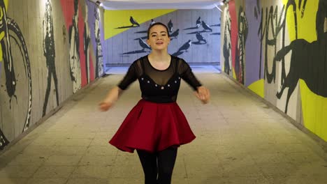 Increíble-Bailarina-Baila-En-Un-Pasaje-Subterráneo-Cubierto-De-Graffiti-Durante-El-Día