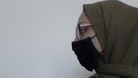 Hijab-Frau-Mit-Brille,-Die-Eine-Gesichtsmaske-Aus-Schwarzer-Baumwolle-Trägt