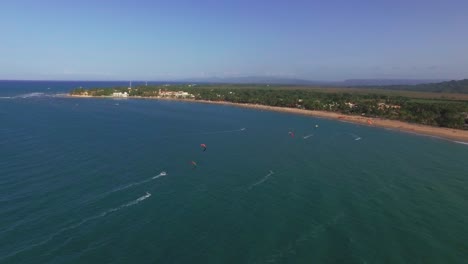 Kitesurfen-über-Dem-Meer-Am-Strand-Von-Cabarete,-Dominikanische-Republik