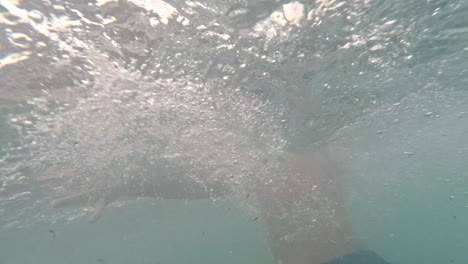 Unterwasseraufnahmen-Von-Kaukasischen-Kindern,-Die-Schwimmen-Und-Aus-Dem-Meer-Steigen,-60-Fps
