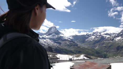 El-Viaje-En-Solitario-Se-Siente-Mujer-Mirando-La-Gama-De-Matterhorn-Suiza