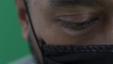 Blinkendes-Asiatisches-Männliches-Rechtes-Auge-Hautnah-Mit-Gesichtsmaske