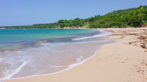 Tiefflug-Am-Wunderschönen-Strand,-Maria-Trinidad-Sánchez,-Türkisblaues-Wasser,-Frische-Luft,-Kleine-Wellen,-Grüne-Vegetation,-An-Einem-Klaren-Tag