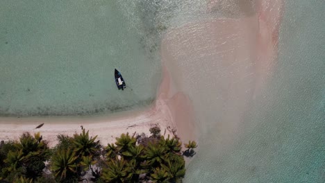 Hermosa-Toma-Aérea-De-Drones-De-Una-Isla-En-Una-Laguna-Azul-Del-Atolón-De-Fakarava,-Polinesia-Francesa,-Pacífico-Sur