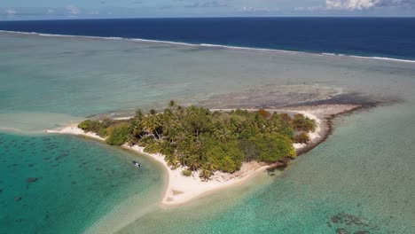 Luftdrohnenaufnahme-Einer-Wunderschönen-Kleinen-Insel-In-Der-Tropischen-Lagune-Von-Fakarava