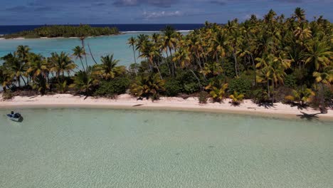 Wunderschöne-Luftdrohnenaufnahme-Einer-Wunderschönen-Kleinen-Insel-In-Der-Tropischen-Lagune-Von-Fakarava