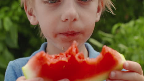 Nahaufnahme-Eines-Kleinen-Jungen,-Der-Ein-Stück-Saftige-Wassermelone-Genießt