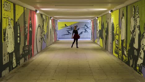 Gehen-Sie-Zu-Einer-Wunderschönen-Tänzerin,-Die-In-Der-Mit-Graffiti-Bedeckten-Unterirdischen-Passage-übt