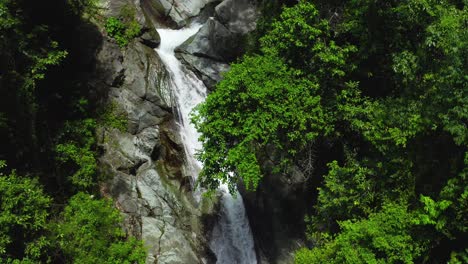 Schwenken-Sie-Einen-Ruhigen-Kleinen-Abschnitt-Des-Wasserfalls-Saltos-Jima-Hinauf,-Der-Eine-Steile-Felswand-Hinunterstürzt,-Umgeben-Von-Grünen-Sträuchern-In-Der-Dominikanischen-Republik