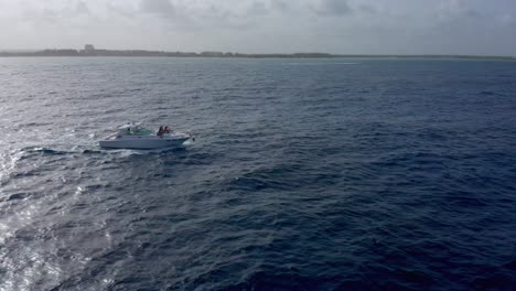 Mit-Drohne-Auf-Offener-See-Auf-Ein-Weißes-Boot-Mit-Menschen-An-Bord-In-Cap-Cana-Geschossen