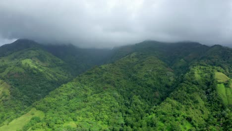 Vista-De-Una-Montaña-Con-Gran-Vegetación-Verde-Con-Nubes-Grises-En-La-República-Dominicana