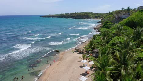 Vorwärtsflug-Am-Najayo-Beach-In-San-Cristóbal,-Dominikanische-Republik,-Blick-Auf-Die-Wellen-Und-Die-Wunderschöne-Vegetation,-Die-Die-Gegend-Charakterisiert