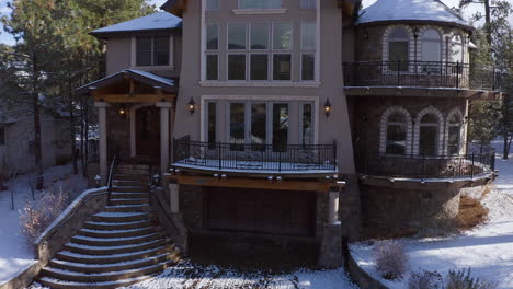 Amazing-Snow-Covered-Homely-Christmas-mansion-feeling-Big-Bear-California,-Drone-Aerial
